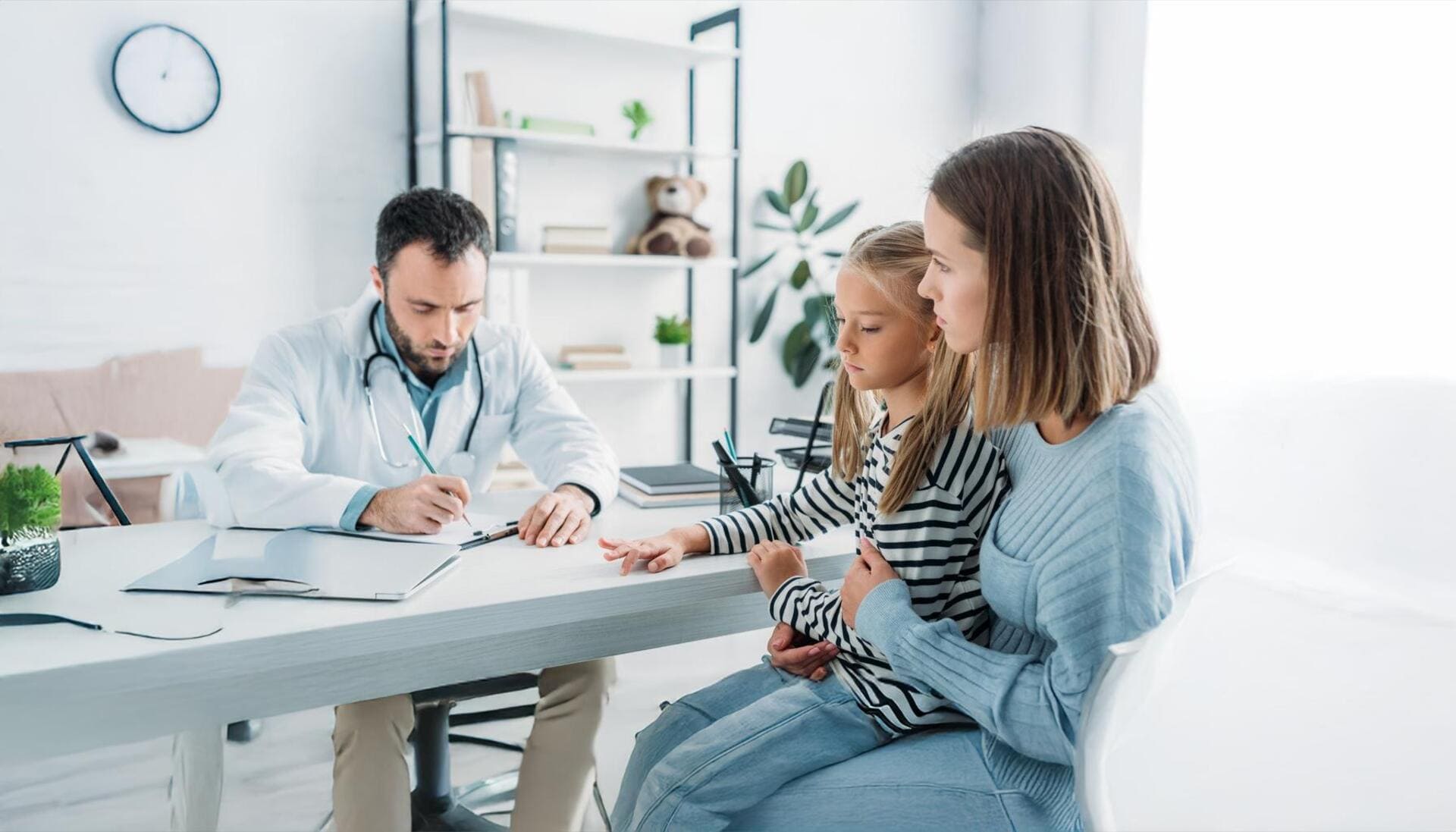 médico consultando criança com infecção bacteriana