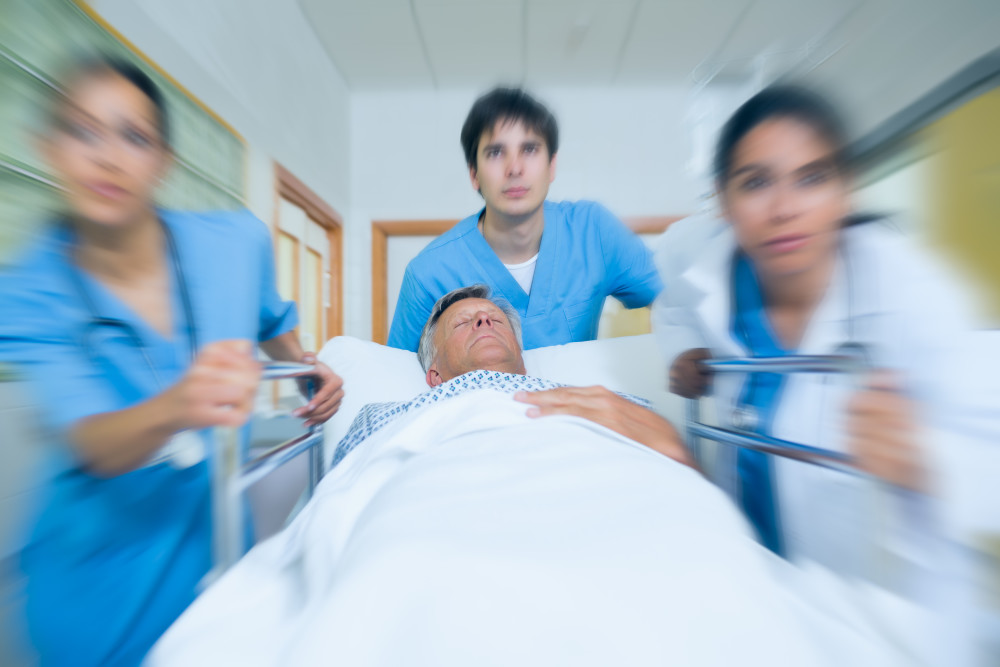 médicos atuando na emergência do hospital