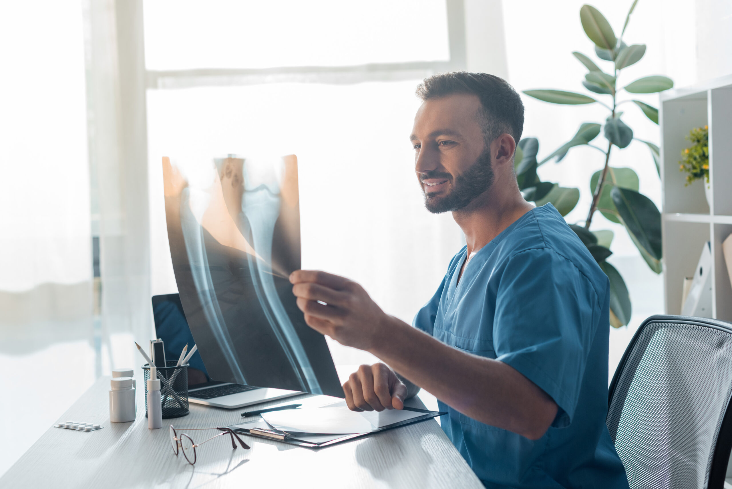 ortopedista analisando uma radiografia