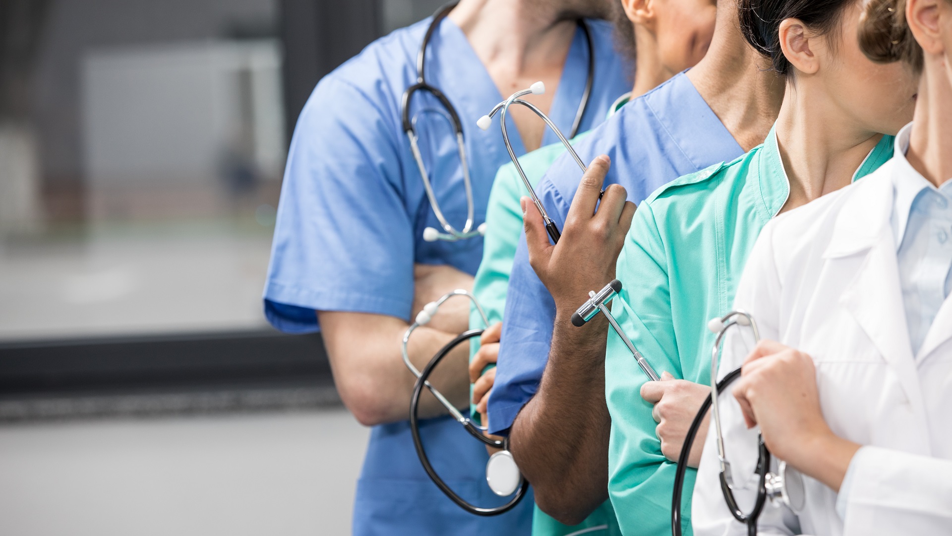 Demografia Médica 2025: Brasil deverá alcançar 635 mil médicos; maioria mulheres