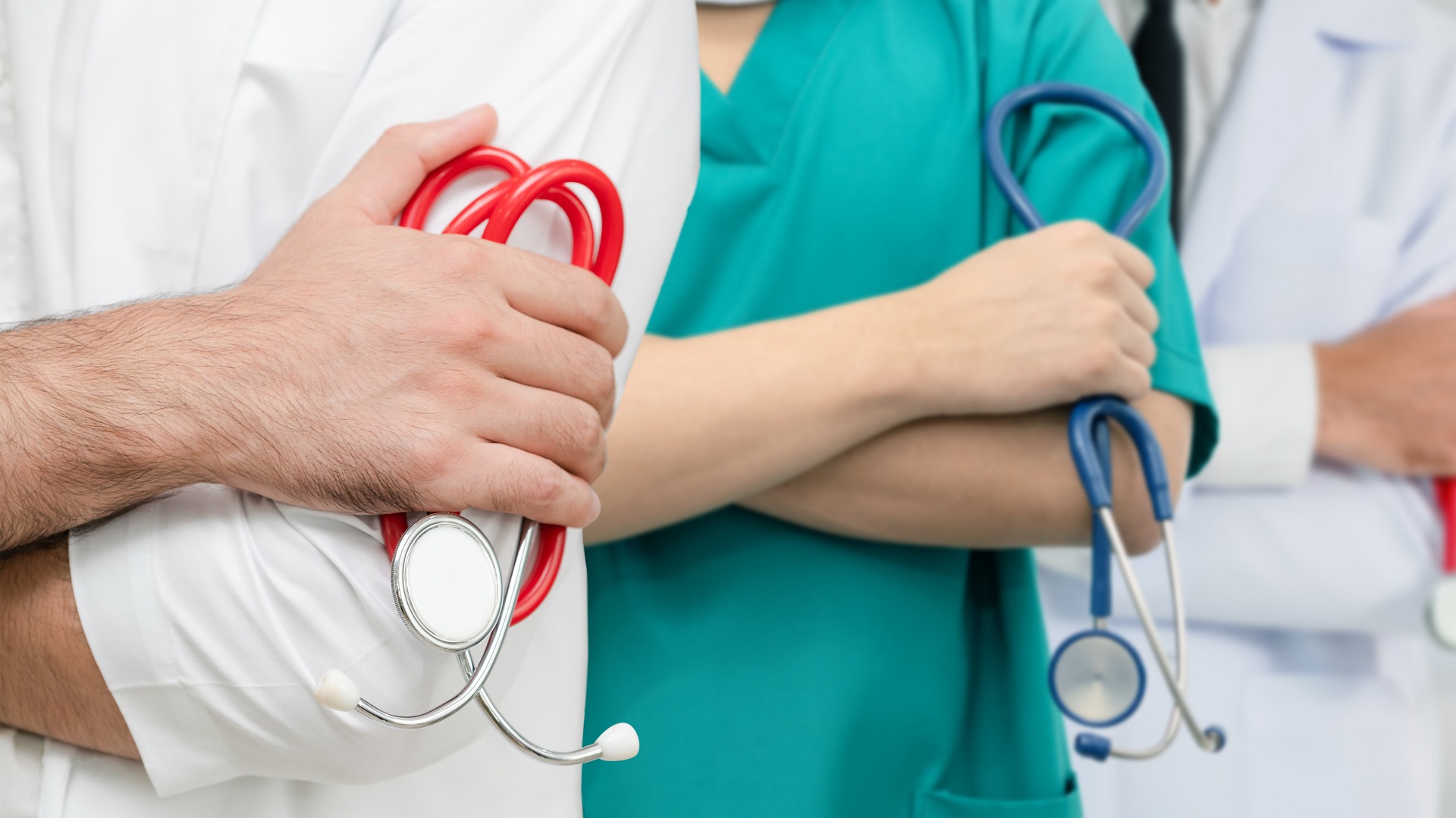 Demografia Médica 2025: Concentração de especialistas na rede privada e de acesso