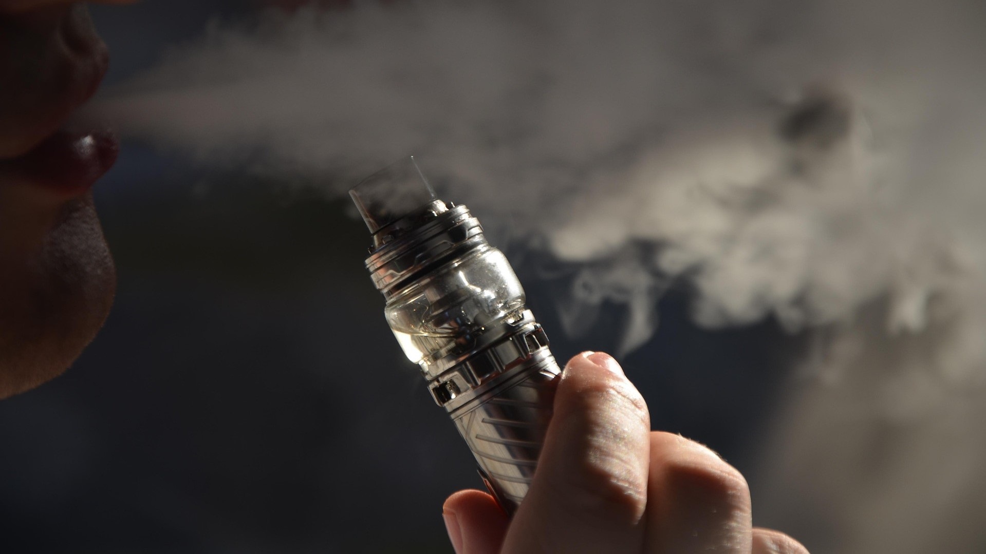 Número de usuários de cigarros eletrônicos cresce no Brasil  