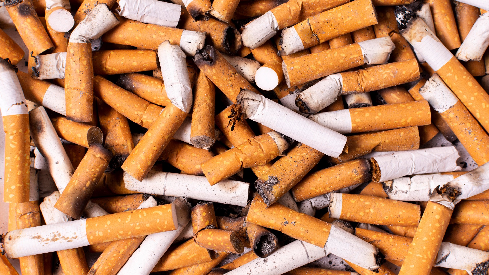1 em cada 5 adultos ainda é dependente de tabaco, aponta novo relatório da OMS 