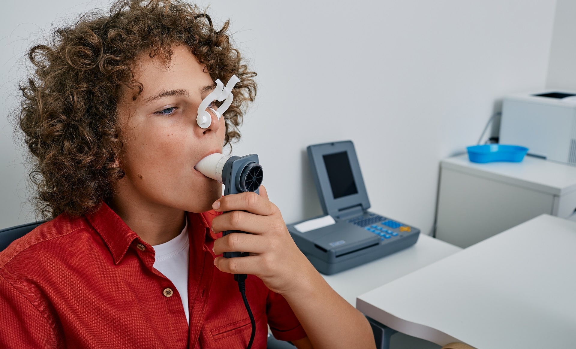 Rapaz fazendo provas de função pulmonar.