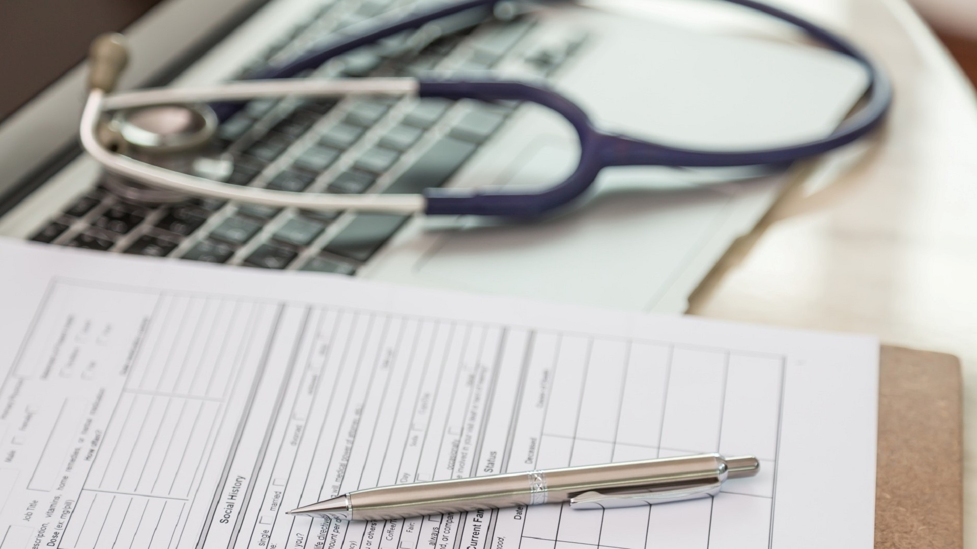 Atestados médicos em papel seguirão válidos em 2026, esclarece CFM