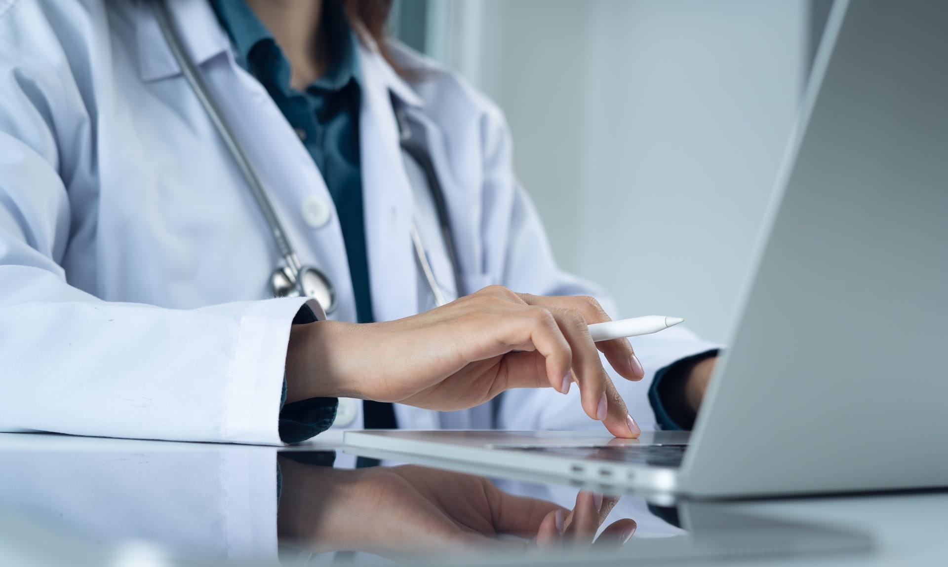 médica prescrevendo medicamentos controlados de forma digital, de acordo com a RDC 1.000/25