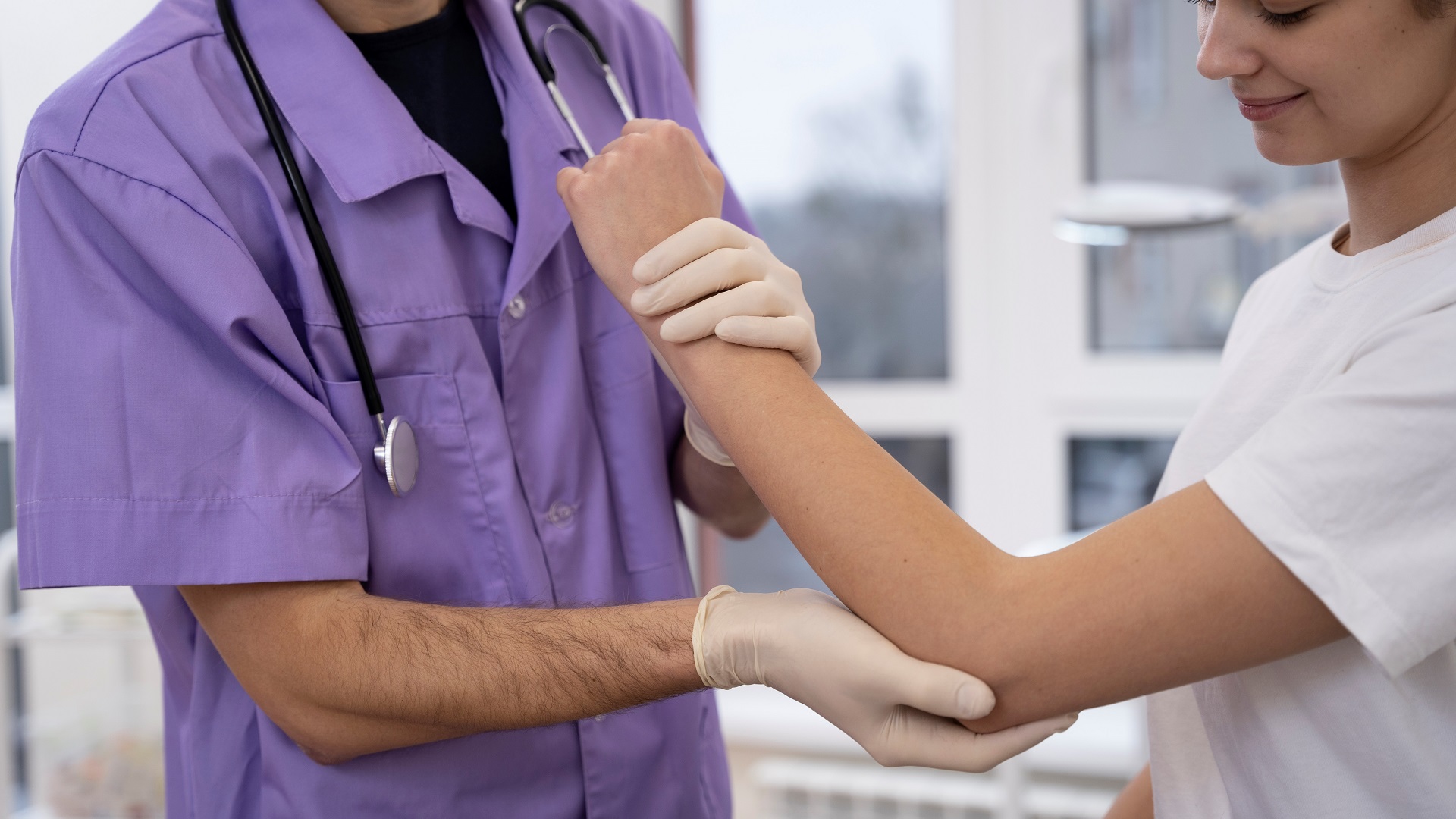 Síndrome do túnel cubital: sintomas, exames e tratamento