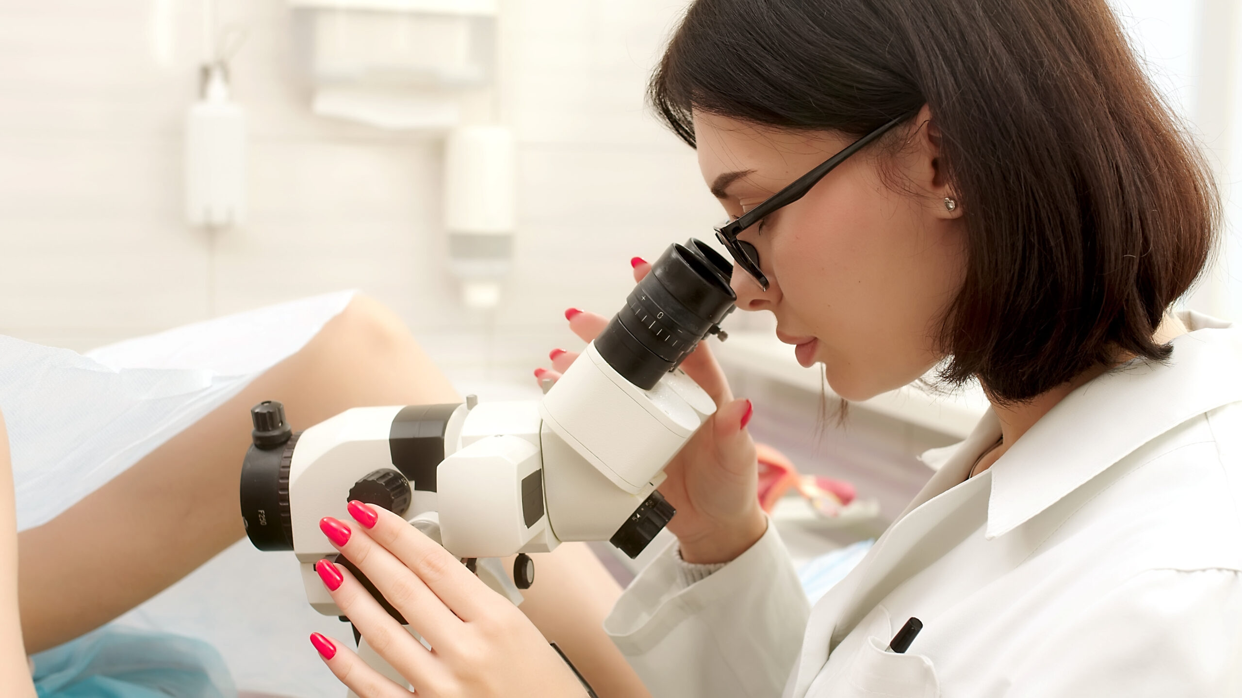 Avaliação ginecológica com colposcopia em consultório