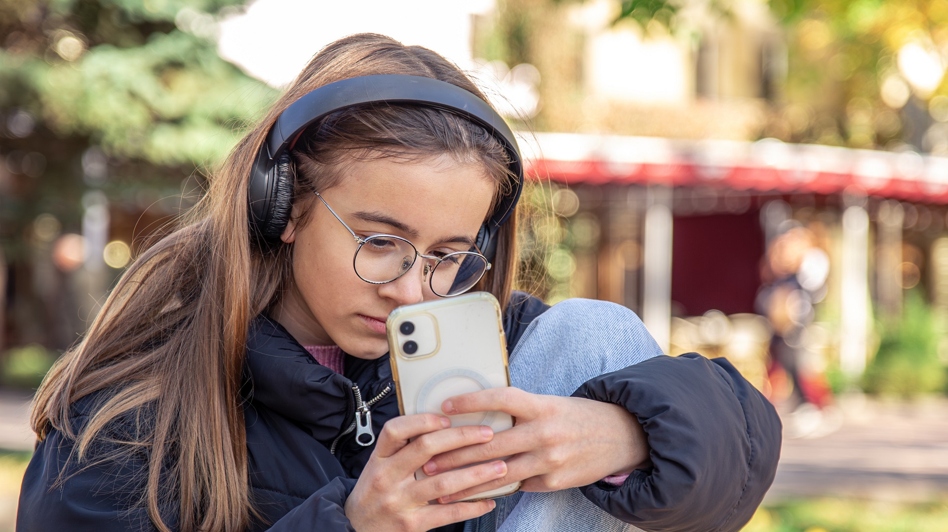 Smartphones na adolescência: estudo avalia impactos na saúde mental e física