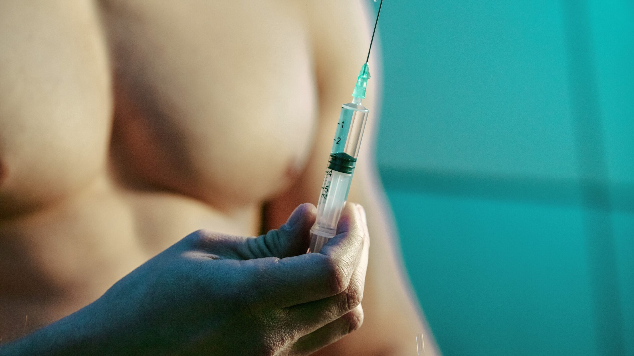 Homem se preparando para injetar testosterona apesar do risco