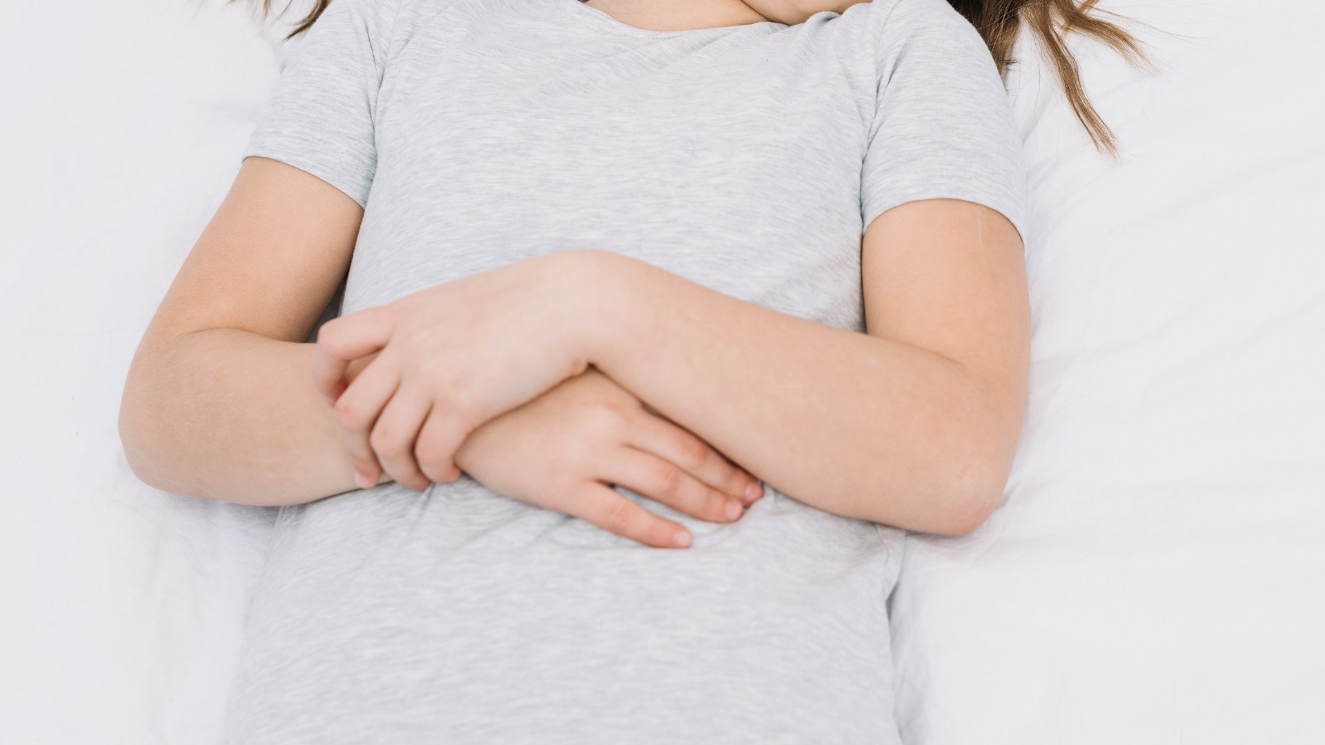 Criança em regime de probióticos com dor abdominal