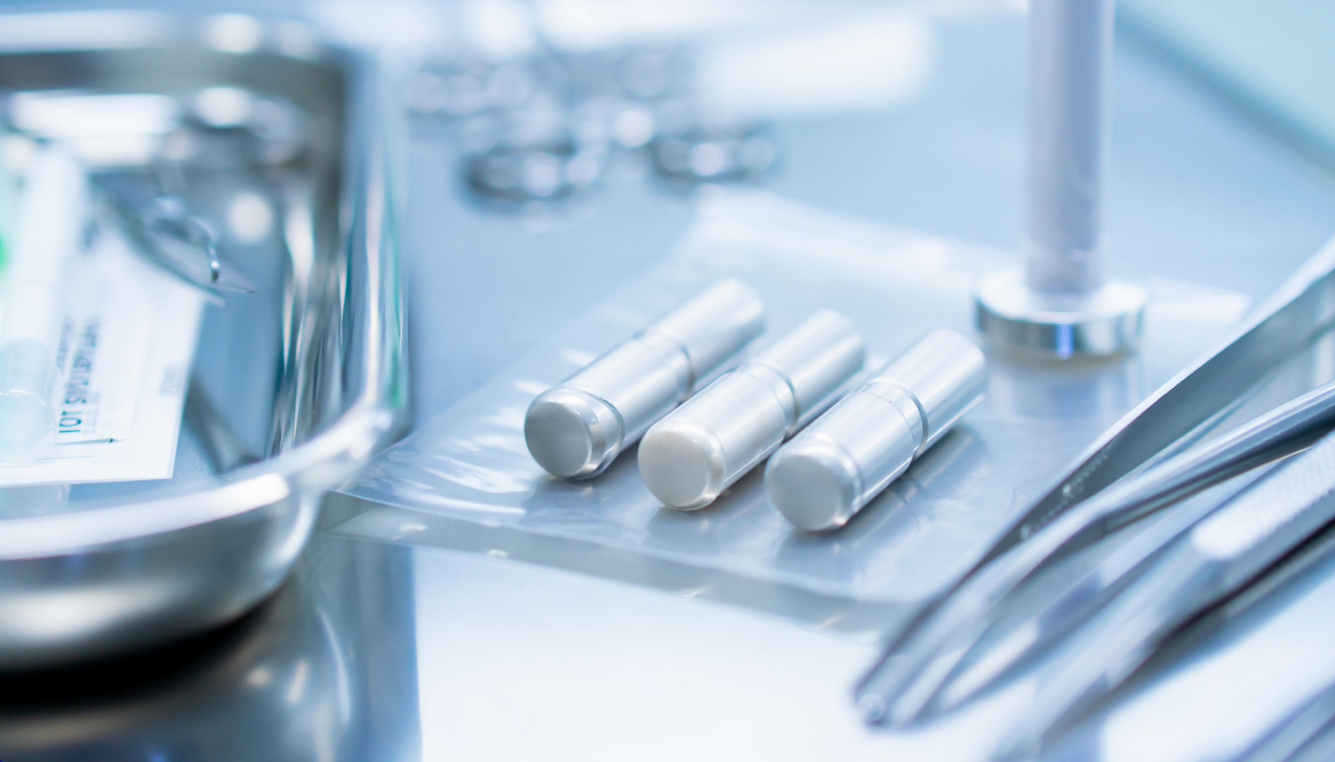 Imagem de implantes hormonais manipulados em bancada de manipulação