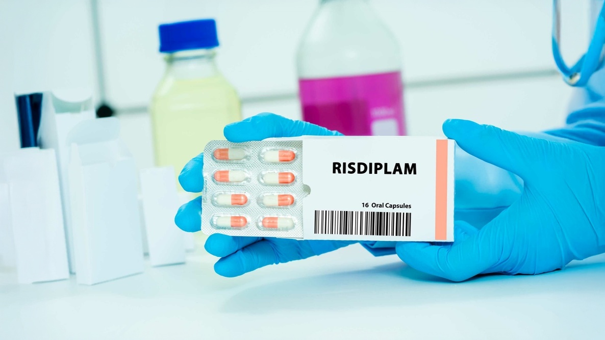 Profissional farmacêutico mostra apresentação em comprimido do ridisplam
